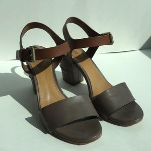 BEAUTIFUL TAUPE CHLOÉ SANDAL PUMPS
